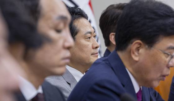 국민의힘 장동혁 대표가 27일 국회에서 열린 최고위원회의에서 신임 최고위원들의 발언을 듣고 있다. 연합뉴스