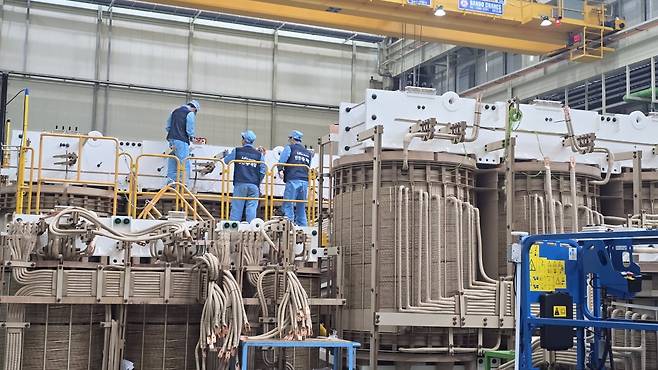 LS일렉트릭 직원들이 지난 26일 부산공장에서 초고압 변압기를 조립하고 있다. /LS일렉트릭 제공