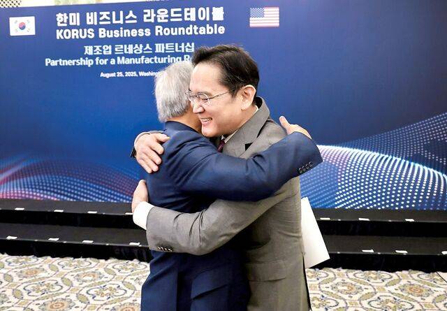 이재용 삼성전자 회장이 25일(현지시간) 미국 워싱턴DC 윌러드 호텔에서 열린 한·미 비즈니스 라운드테이블 행사에서 젠슨 황 엔비디아 최고경영자(CEO)를 만나 반갑게 포옹하고 있다. 이 회장이 지난달 말 한·미 관세협상 지원 차 미국을 방문했을 때도 두 사람의 회동이 있었던 것으로 알려졌다. 연합뉴스