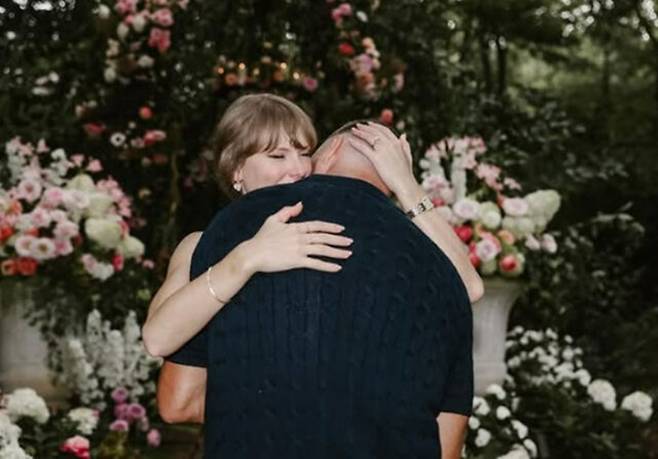 테일러 스위프트와 트래비스 켈시가 약혼을 발표했다. 사진ㅣ테일러 스위프트SNS