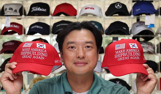 심기대 대표가 '모자팩토리'에서 제작한 '마스가 모자'를 들어 보이고 있다. 이충우 기자