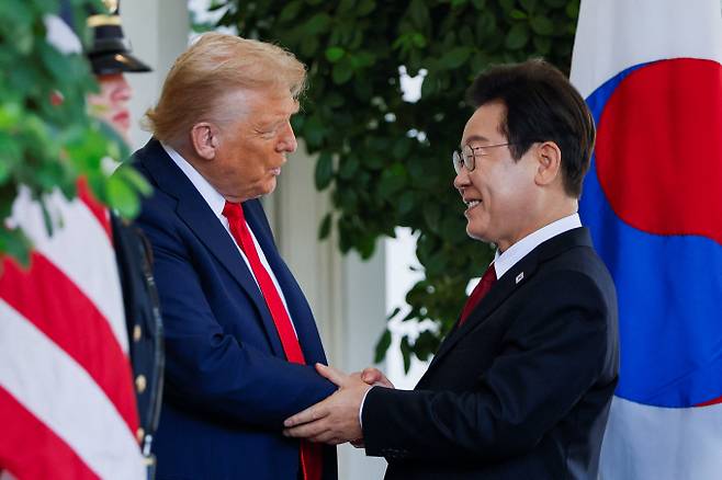 이재명 대통령과 서정진 셀트리온 회장의 방미가 한국에 대한 미국의 의약품 관세 정책에 영향을 줄지 주목된다. 사진은 이 대통령(오른쪽)을 환영하는 도널드 트럼프 미국 대통령. /사진=로이터