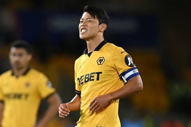 울버햄프턴 원더러스의 황희찬이 27일 오전(한국시간) 영국 잉글랜드 웨스트미들랜즈주 울버햄프턴의 몰리뉴 스타디움에서 열린 2025∼2026시즌 EFL컵 2라운드에서 득점 기회를 놓친 후 아쉬운 표정을 짓고 있다. AFP 연합뉴스