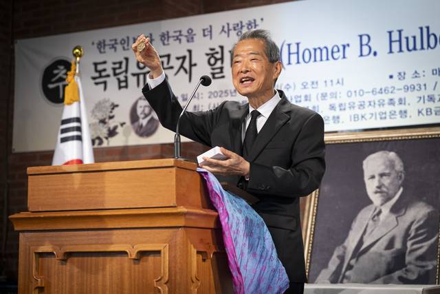 27일 서울 마포구 합정동 양화진외국인선교사묘원 내 100주년기념교회 선교기념관서 거행된 독립운동가 헐버트박사 76주기 추모행사에서 김동진 기념사업회 회장이 유족들로부터 기증받은 헐버트 박사 유품 회중시계를 소개하고 있다. 헐버트박사기념사업회 제공