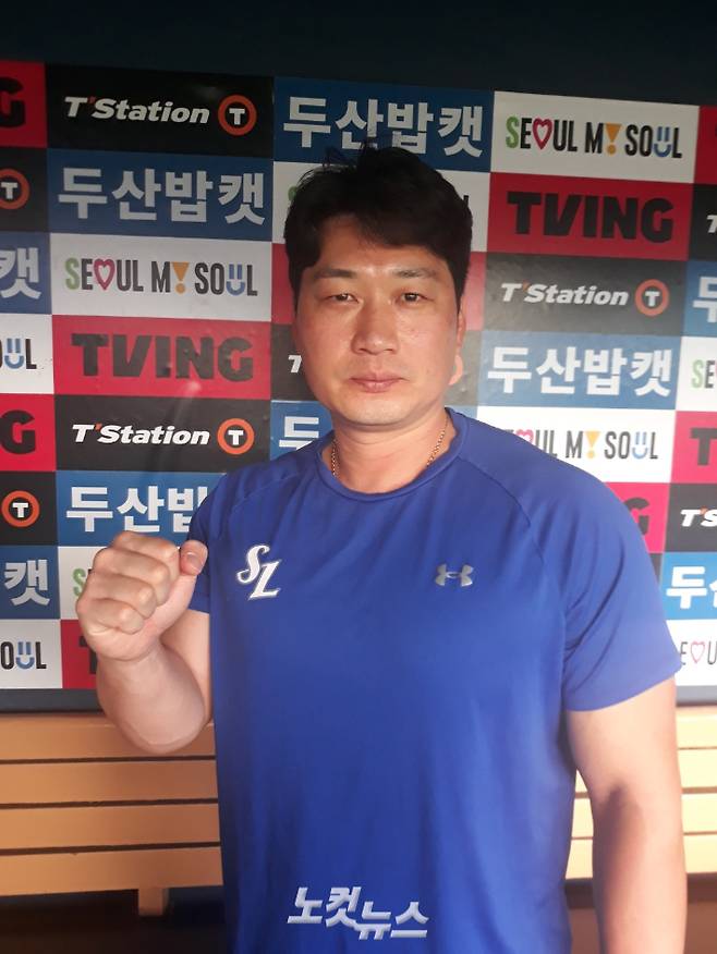 삼성 오승환이 27일 두산과 원정에 앞서 취재진과 인터뷰를 한 뒤 포즈를 취하고 있다. 노컷뉴스