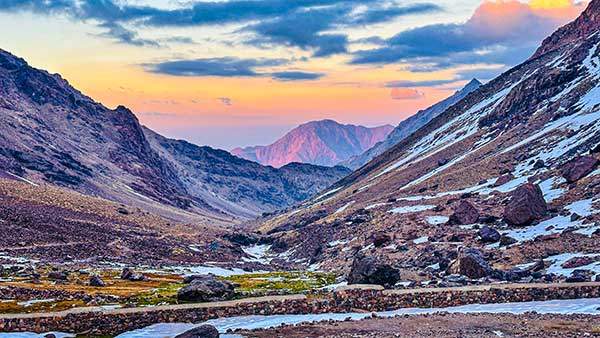 산행 첫날, 투브칼산장에 밤이 찾아들며 온 세상이 주홍빛으로 물들어갔다.