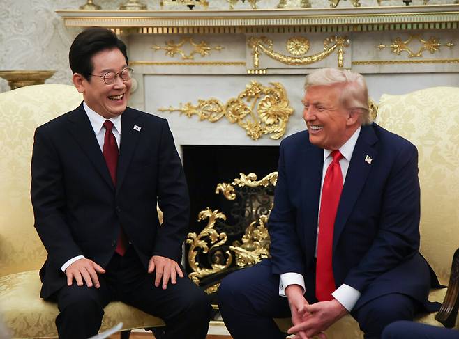 이재명 대통령(왼쪽)이 8월25일(현지시간) 미국 워싱턴 DC 백악관 오벌오피스에서 도널드 트럼프 미국 대통령과 한미 정상회담을 하며 함께 웃고 있다. ⓒ연합뉴스