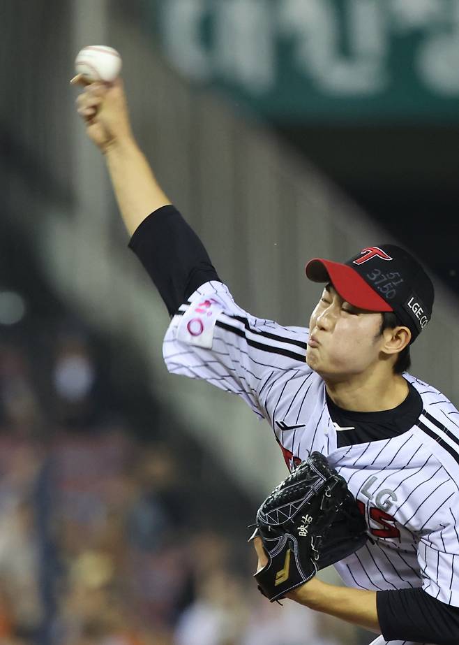 LG 김영우는 후반기 슬라이더를 손에 익히며 강렬한 투구를 이어가고 있다. 그는 한 단계 성장을 이뤄내며 후반기 팀의 필승조로 자리매김했다.|뉴시스