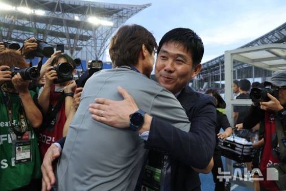 홍명보 한국 축구대표팀 감독과 모리야스 하지메 일본 축구대표팀 감독(오른쪽)이 인사를 나누고 있다. /사진=뉴시스 제공