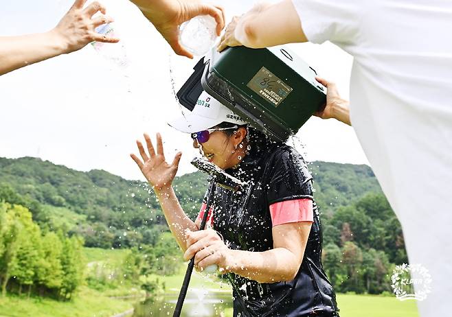 KLPGA 2025 샴발라 골프앤리조트·SBS골프 챔피언스 클래식 4차전에서 우승한 뒤 물세례를 받는 이정연. /사진=KLPGA 제공