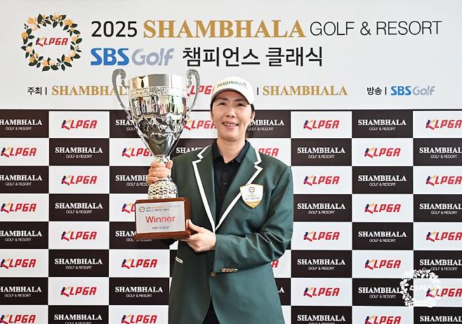 이정연이 KLPGA 2025 샴발라 골프앤리조트·SBS골프 챔피언스 클래식 4차전에서 우승한 뒤 트로피를 들고 포즈를 취하고 있다. /사진=KLPGA 제공