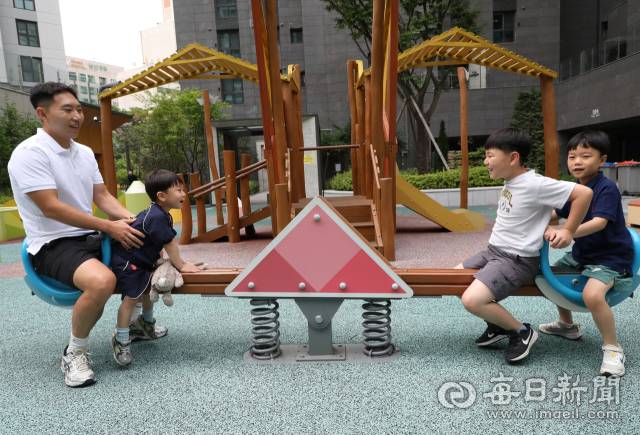 다둥이 아빠 배준석 씨가 놀이터에서 아들 셋과 친구처럼 어울리며 즐거운 한때를 보내고 있다. 정운철 기자 woon@imaeil.com