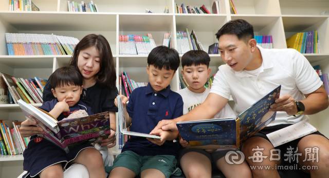 다섯 식구가 아파트 내 작은도서관을 찾아 독서 삼매경에 빠져있다. 정운철 기자 woon@imaeil.com