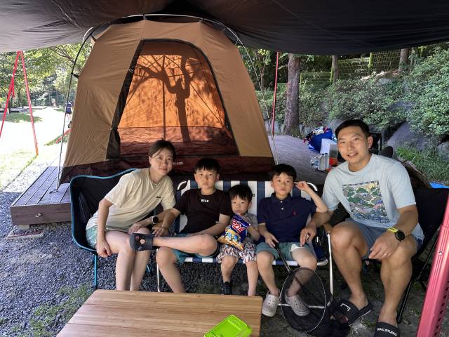 온 가족이 8월 16일 팔공산국립공원 도학캠핑장에서 캠핑을 즐기고 있다. (왼쪽부터)엄마 김지연 씨, 첫째 주혁, 셋째 주환, 둘째 주호, 아빠 배준석 씨. 배준석 씨 제공