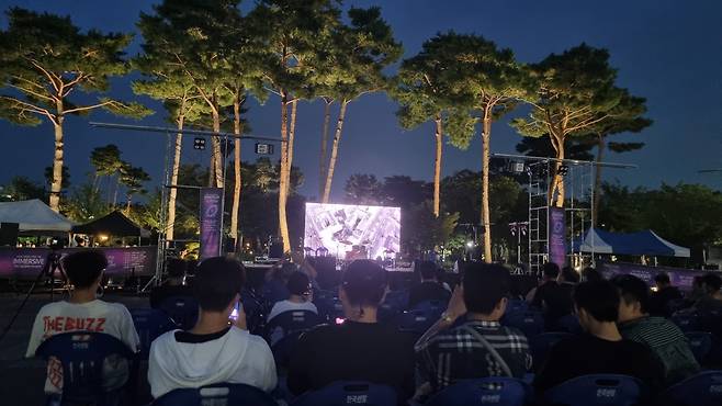 시민들이 유지원의 기타 연주를 감상하고 있다.