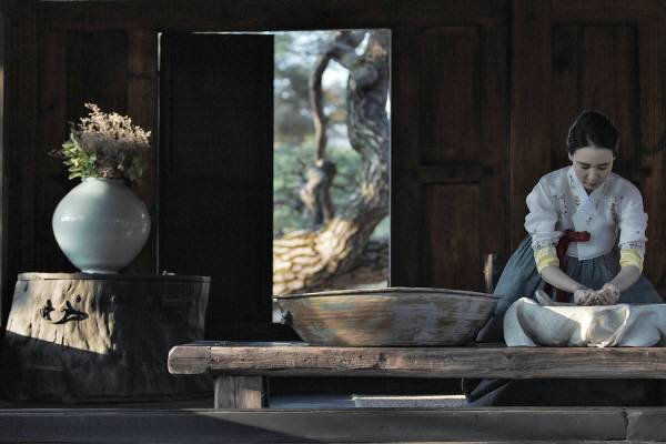 '2025 대한민국 관광공모전' 기념품 부문에서 금상(국무총리상)을 차지한 경주 교촌 최부자 가문의 특산주를 빗는 모습. 경주시