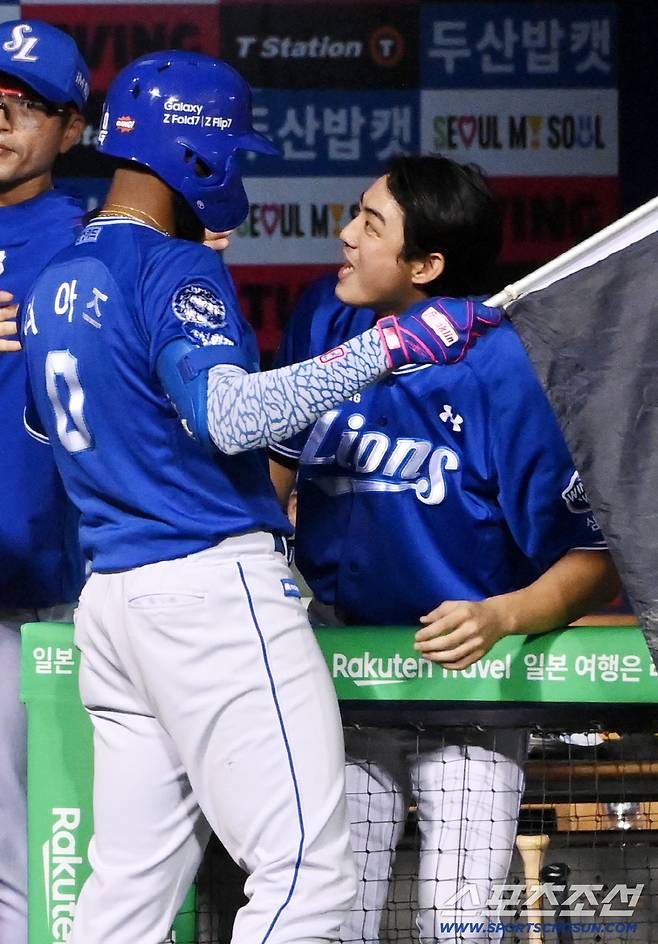 4회초 만루홈런을 날린 구자욱이 백투백홈런을 날린 디아즈에게 사자깃발을 건네주고 있다. 잠실=허상욱 기자