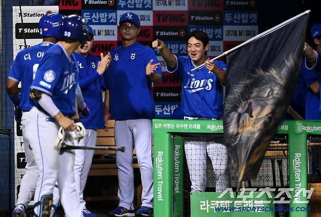 백투백홈런을 날린 디아즈를 맞는 구자욱