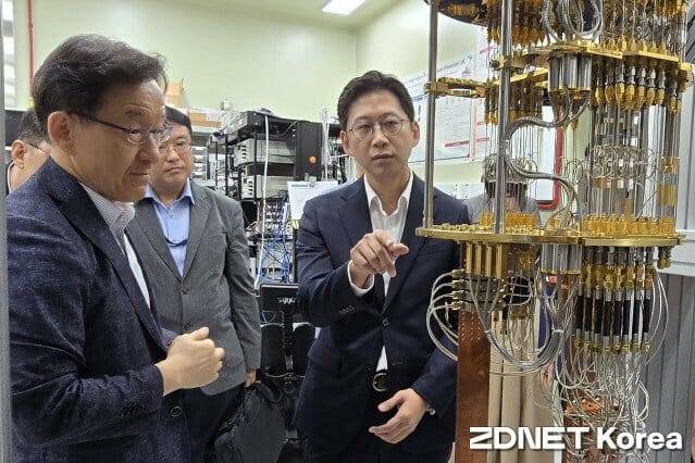 양자기술이 '퀀텀 3.0'시대에 진입했다. 최근 배경훈 과학기술정보통신부 장관(오른쪽)이 이용호 한국표준과학연구원 초전도양자컴퓨팅시스템연구단장으로부터 20큐비트 제작 기술에 대해 듣고 있다.