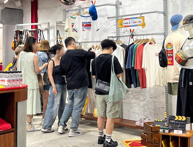 코닥 명동 플래그십스토어에서 쇼핑하는 고객들. /김은영 기자