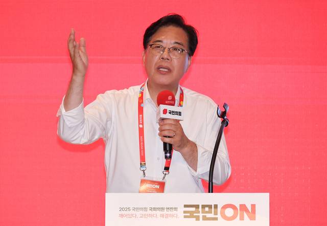 송언석 국민의힘 원내대표가 28일 인천국제공항공사 항공교육원에서 열린 2025 국민의힘 국회의원 연찬회에서 개회사를 하고 있다.<연합뉴스 사진>