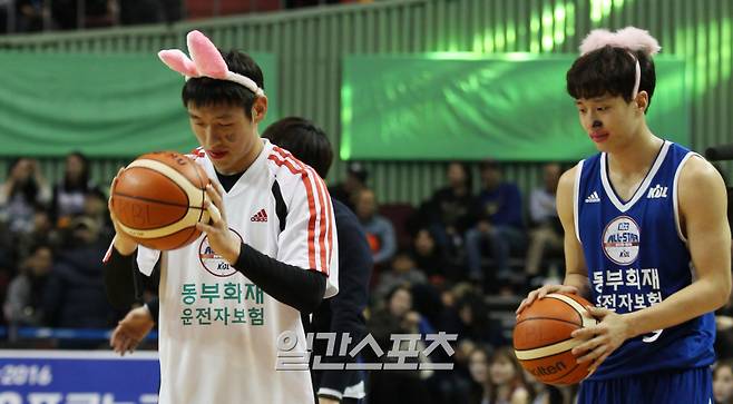 2015-2016 KCC 남자프로농구 올스타 주니어올스타-시니어올스타전이 10일 서울 잠실실내체육관에서 진행됐다. 양동근, 허웅이 얼굴 분장을 한 후 3점 슛을 시도하고 있다. 사진=IS포토