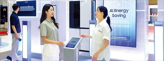 삼성전자 직원이 27일 부산 벡스코에서 열린 기후산업국제박람회의 삼성전자 전시관 ‘에너지 세이빙’ 존에서 가전제품 전력 사용량을 예측해 에너지를 절감하는 솔루션을 소개하고 있다. /삼성전자 제공