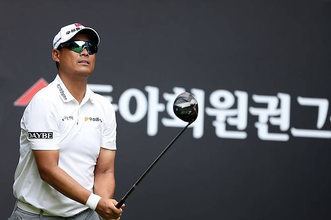 28일 경기도 광주시 강남300CC에서 열린 KPGA투어 하반기 첫 대회 동아회원권그룹 오픈 1라운드에서 7언더파를 쳐 선두에 자리한 김재호가 티샷을 날린 뒤 볼 방향을 바라보고 있다. KPGA
