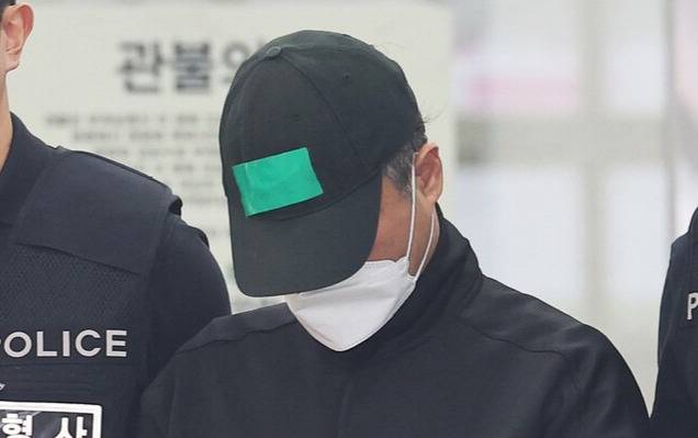 부모와 처자식 등 일가족 5명을 살해한 50대 가장 이모 씨가 지난 4월 24일 경기도 용인동부경찰서 유치장에서 검찰로 송치되고 있다. 연합뉴스