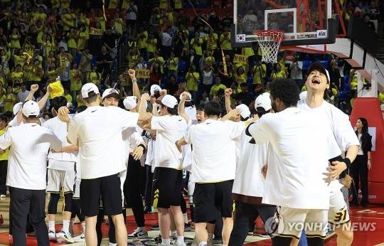 우승 기뻐하는 LG세이커스 / 사진=연합뉴스