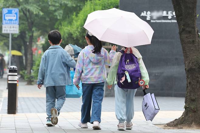 지난 5월 서울의 한 초등학교로 학생들이 등교하고 있다./사진=뉴스1.