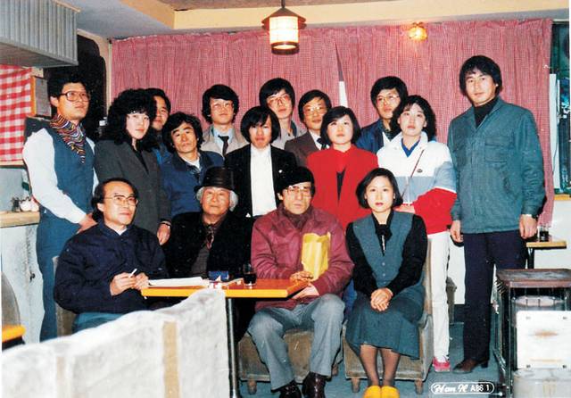 시낭송회 후 참석자들이 기념사진을 찍었다. 앞줄 오른쪽에서 두 번째가 김송배 시인, 맨 뒷줄 오른쪽에서 두 번째가 필자. 언제 어디서인지는 기억나지 않는다.