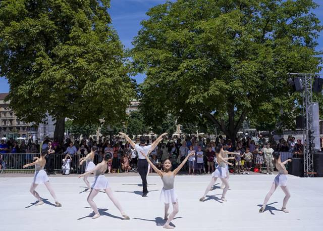 초록우산과 포르쉐코리아의 인재양성사업 ‘두 드림’ 프로젝트에 선정된 발레 분야 인재들이 지난 6월 21일 독일 슈투트가르트의 한 축제 현장에서 공연을 선보이고 있다. 초록우산 제공