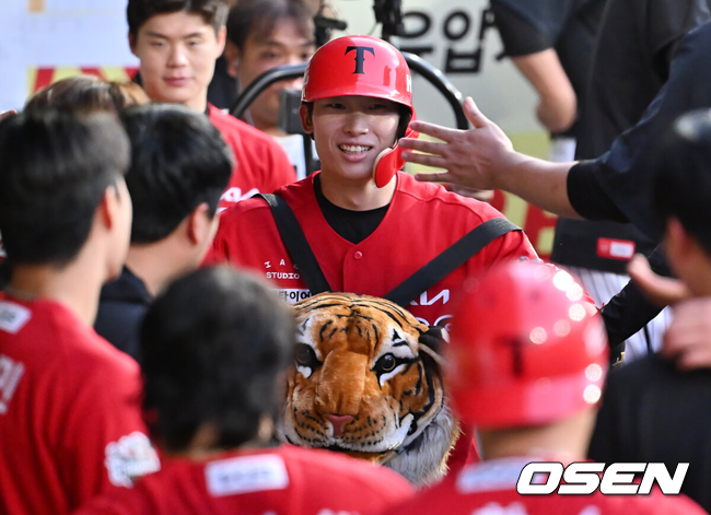 홈런을 터트린 김호령이 더그아웃에서 축하를 받고 있다./OSEN DB