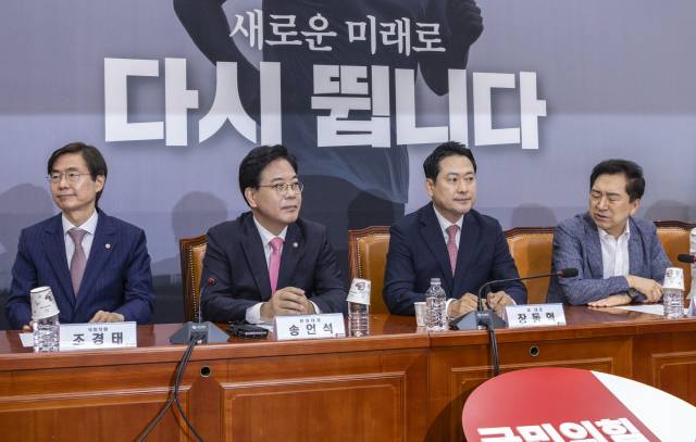 ▲국민의힘 장동혁 대표(왼쪽 세 번째) 선출 이후 28일 국회에서 처음으로 열린 당 중진회의에서 참석 의원들이 회의 시작을 기다리고 있다. 왼쪽부터 조경태 의원, 송언석 원내대표, 장 대표, 김기현 의원. ⓒ연합뉴스