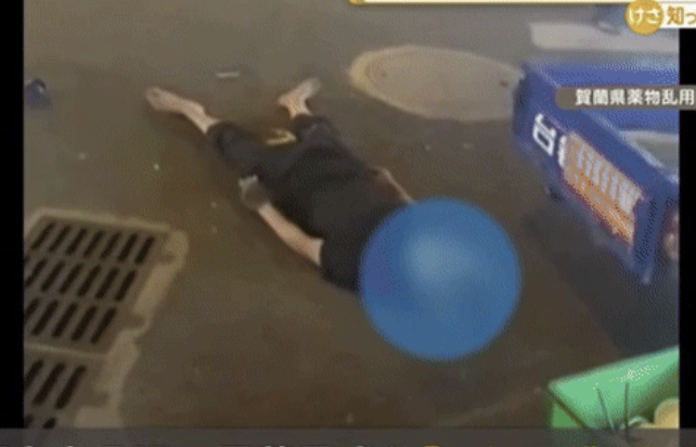 '좀비담배'를 피운 후 몸을 가누지 못하고 바닥에 쓰러진 사람들의 모습. 일본 테레비 아사히 캡처