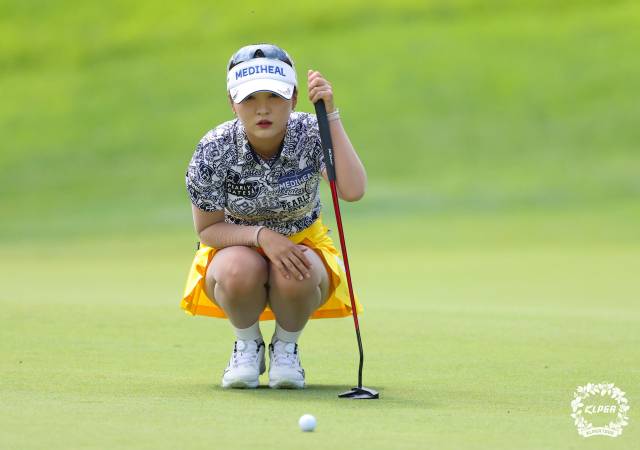 그린을 읽고 있는 이예원. 사진 제공=KLPGA