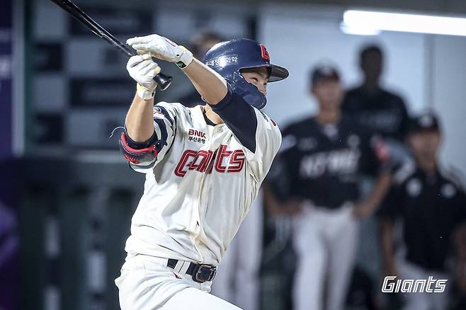 롯데 박찬형이 26일 사직구장에서 열린 KT와 홈경기 도중 안타를 치고 있다. 사진제공|롯데 자이언츠