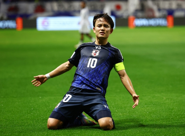 일본 축구대표팀 구보 다케후사가 지난 6월 북중미월드컵 아시아 3차예선 인도네시아와 홈경기에서 골을 넣은 뒤 세리머니하고 있다. 로이터연합뉴스
