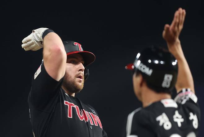 정수성 코치와 하이파이브하는 오스틴 딘. 창원 | 연합뉴스