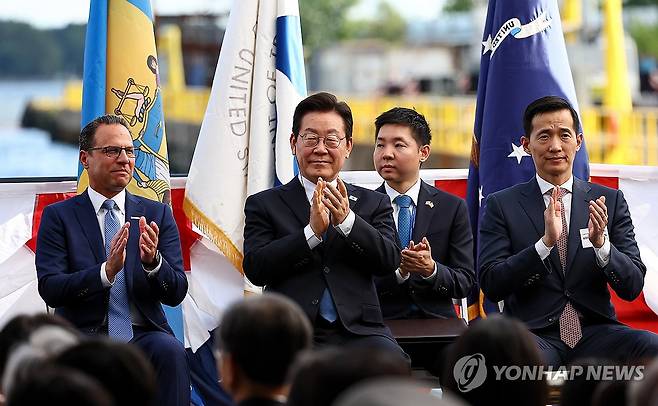 박수치는 이재명 대통령 (필라델피아=연합뉴스) 홍해인 기자 = 이재명 대통령이 26일(현지시간) 미국 필라델피아의 한화 필리조선소에서 열린 '스테이트 오브 메인'호 명명식에서 박수치고 있다.
오른쪽부터 김동관 한화그룹 부회장, 이 대통령, 시 샤피로 펜실베이니아 주지사.
이 선박은 미국 해양청이 발주한 국가 안보 다목적 선박(NSMV) 5척 중 3호선이다. 2025.8.27 hihong@yna.co.kr