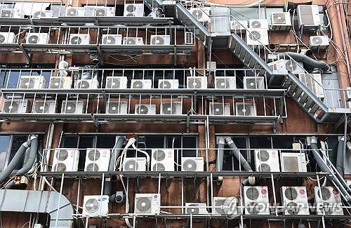 빼곡한 에어컨 실외기 (부산=연합뉴스) 강선배 기자 = 연일 이어진 폭염과 열대야로 전력수요가 급증했다.2025.8.26 sbkang@yna.co.kr