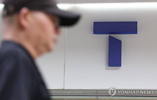 개인정보위 SKT 제재안 심의 (서울=연합뉴스) 김성민 기자 = 개인정보보호위원회가 27일 전체회의에서 대규모 고객 유심(USIM) 정보 유출 사고가 발생한 SK텔레콤(SKT)에 대한 제재안을 심의하고 있다. 이르면 이날 과징금 부과 등 최종 처분이 확정될 수 있어 관심이 쏠린다. 구체적인 과징금 액수와 제재 수위는 위원들의 논의를 거쳐 최종 확정된다.
사진은 이날 서울 시내 한 SK텔레콤 대리점. 2025.8.27 ksm7976@yna.co.kr