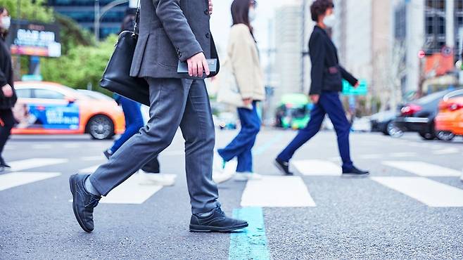 횡단보도 위 사람들