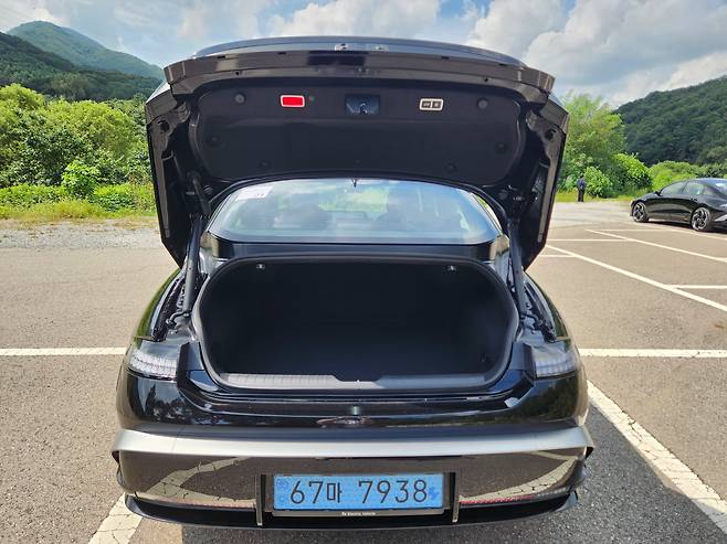 더뉴아이오닉6 적재공간./사진=도다솔 기자
