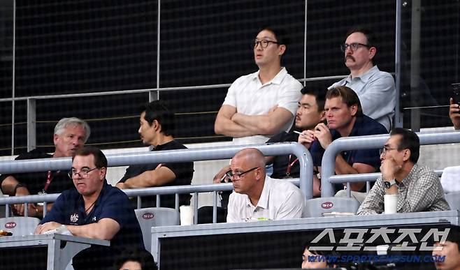 28일 고척스카이돔에서 열린 한화와 키움의 경기, 폰세의 투구를 지켜보는 메이저리그 스카우터들. 고척=허상욱 기자wook@sportschosun.com/2025.08.28/