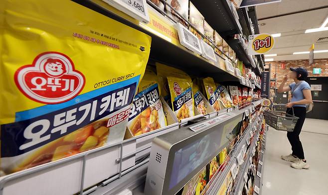 서울시내 대형마트에 오뚜기 카레가 진열돼 있다. 기사와 관련 없음./뉴스1