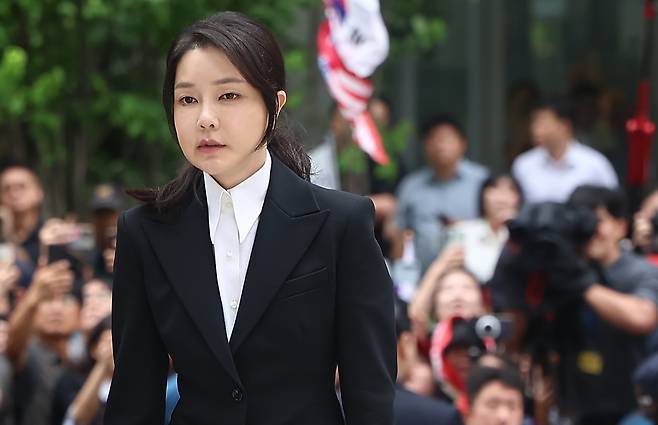 윤석열 전 대통령 부인 김건희 여사가 6일 서울 종로구에 마련된 김건희 특검(특별검사 민중기) 사무실로 조사를 받기 위해 출석하고 있다. /뉴스1