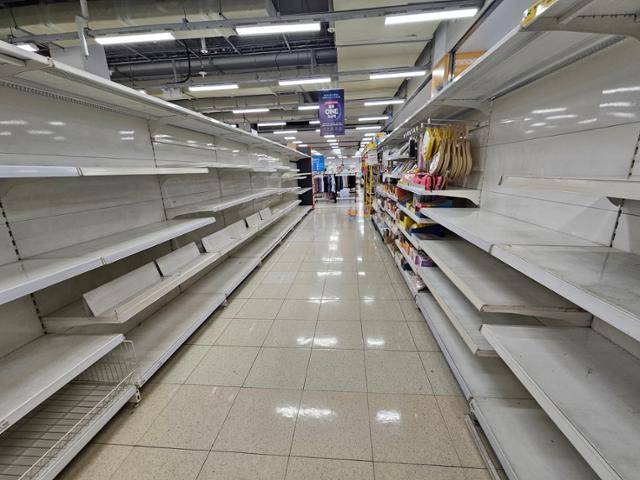 27일 홈플러스 울산 남구점 일부 매대가 텅 비어있다. 울산=박은경 기자