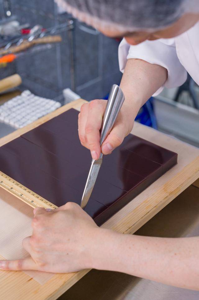 김재현 '아마토우 양갱' 대표가 경북 영천에 위치한 공방에서 완성된 양갱을 자르고 있다. 아마토우 양갱은 캐나다산 팥과 그래뉼러당을 사용해 높은 당도에도 '깔끔한 단맛'을 내는 게 특징이다. 장준우 제공